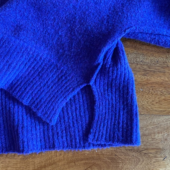 Women’s Juniors Urban Outfitters Crop Turtleneck Sweater - Picture 6 of 8